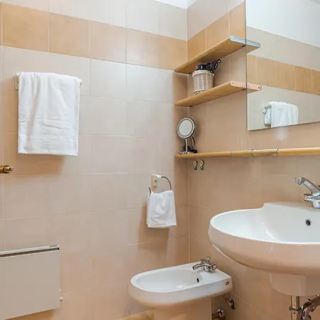 Guesthost - Flat With Parking & Veranda Apartman Menaggio