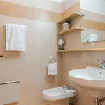 Guesthost - Flat With Parking & Veranda Διαμέρισμα Μενάτζιο