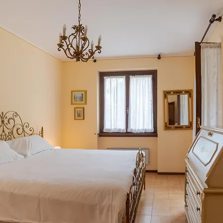 Guesthost - Flat With Parking & Veranda