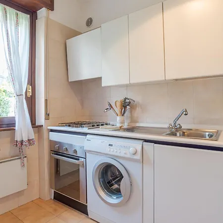 Guesthost - Flat With Parking & Veranda Apartment Menaggio