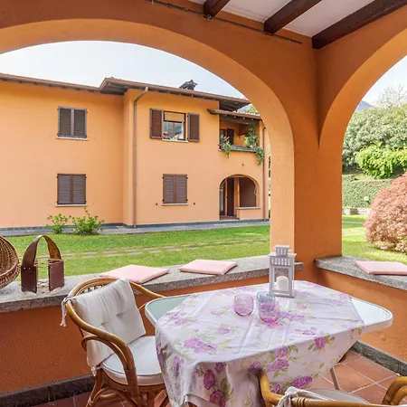 Guesthost - Flat With Parking & Veranda Μενάτζιο