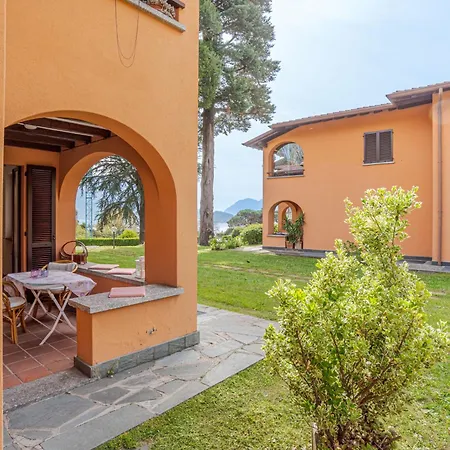 Guesthost - Flat With Parking & Veranda * Μενάτζιο