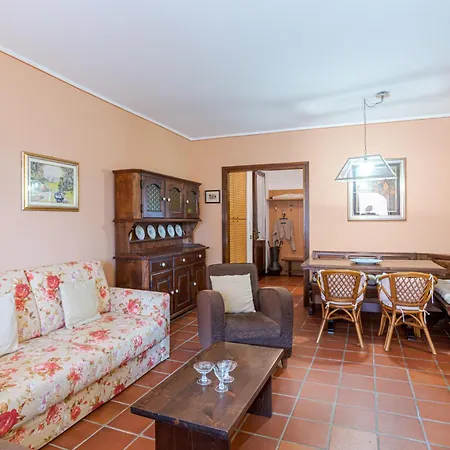 Guesthost - Flat With Parking & Veranda Apartment