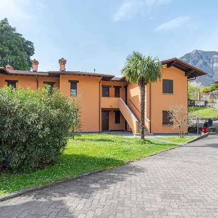 Guesthost - Flat With Parking & Veranda Apartment