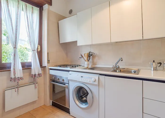 Guesthost - Flat With Parking & Veranda Apartmán Menaggio