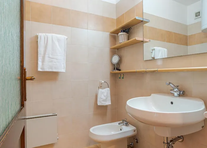 Guesthost - Flat With Parking & Veranda Apartmán Menaggio