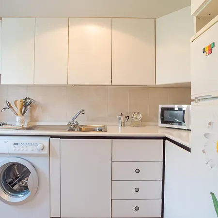 Guesthost - Flat With Parking & Veranda *